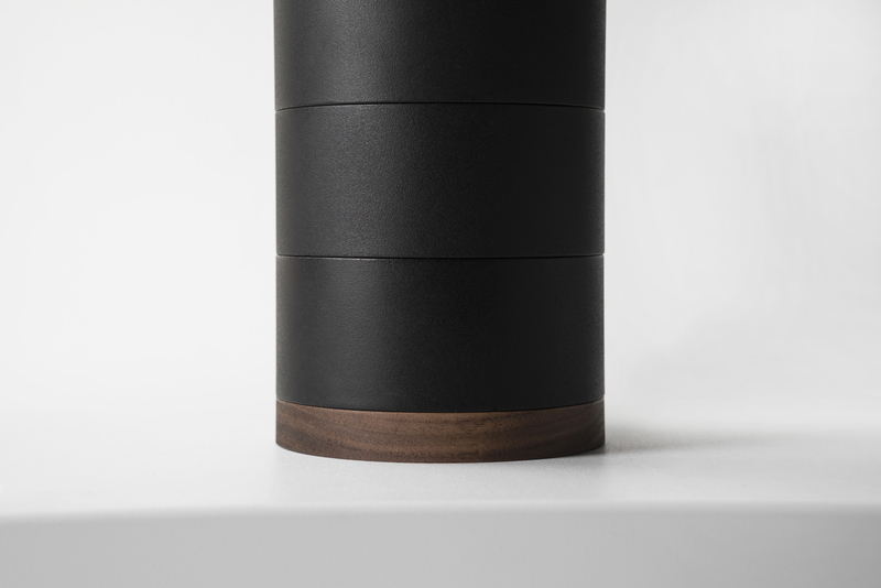 ▲ 金屬材質對應溫潤的原木，讓靜止的氣場重新開始流動，更助紓解壓力。