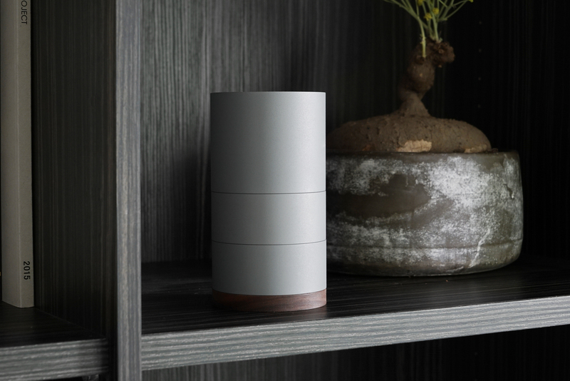 分別在居家大門兩側45度角位置、工作空間的收銀台或保險箱附近，為財位增設開運、招財小物最關鍵的就是「錢母」，也稱發財金，放置於流動的錢之下，代表錢滾錢、以財引財，象徵財源不斷。