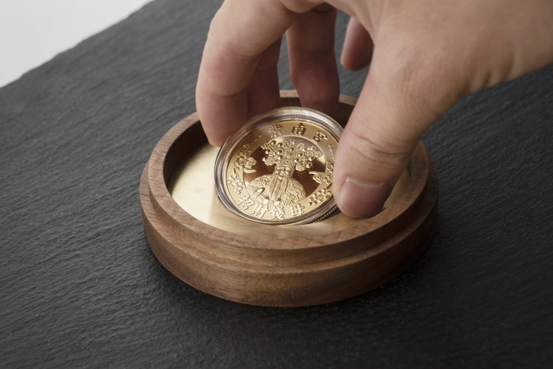 過香火祈福後的錢母，建議放置較隱密的地方，財不露白，也較不易被劫財。相較紙鈔，錢母更適合與硬幣放在一起，聽起來很像錢幣互相敲擊的聲音，有「以錢引錢」的功效。