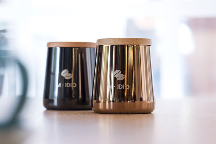 表面鍍鈦處理自然呈現深邃而沉穩的光澤，並具有鈦金獨特的效能--高硬度、防刮耐磨、抗腐蝕。 搭配溫潤木蓋。可以阻絕空氣與光線，有效地保存咖啡豆及其他食材。