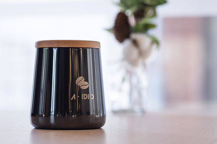 上蓋內緣搭配矽膠環，可以完全阻絕空氣與光線，有效地保存咖啡豆及其他食材