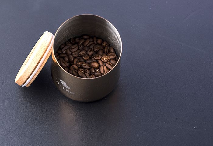 上蓋內緣搭配矽膠環，可以完全阻絕空氣與光線，有效地保存咖啡豆及其他食材