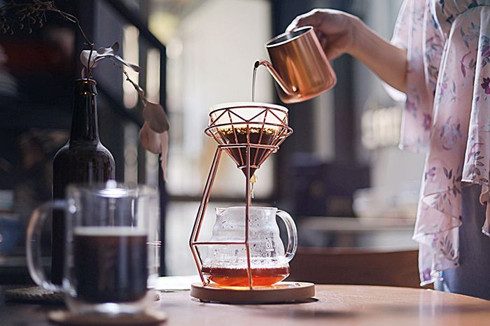 整體造型由點、線、面設計而成。視覺穿透，從熱水注入咖啡粉開始到滴落杯裡的咖啡液萃取，成為一場值得傾心關注的沖泡儀式。