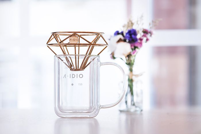 【鑽石造型融入美學設計〕 獨創雙層支架濾杯，外層代替傳統底座，可架在任何咖啡壺及杯口之上；內層卻完美的與V型濾紙服貼。巧妙的設計成鑽石造型是濾杯的一大突破。