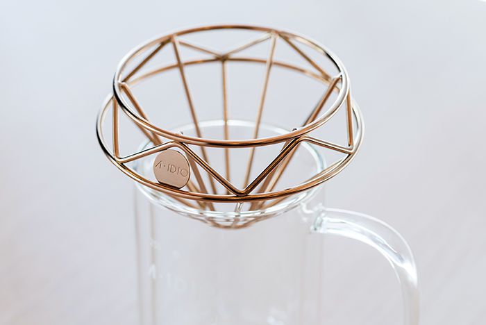 【鈦金質感 高硬度抗侵蝕】 璀璨的鑽石外型，手工精心製作，表面鍍鈦處理，呈現出深邃而沉穩的光澤；並具有鈦金獨特的效能--高硬度、耐刮耐磨、抗侵蝕。