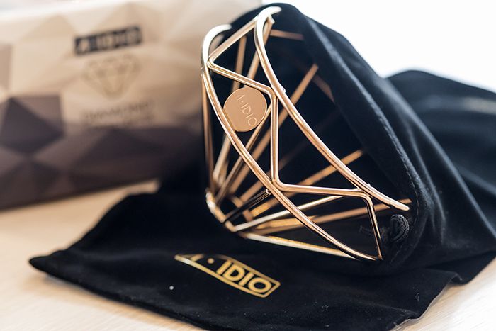 【無底座設計 輕巧好攜帶】不同於傳統的濾杯，少了底座，外型更加簡潔輕巧，並易於收納、攜帶及清洗。貼心設計的鑽石濾杯收納袋，這是附贈的！出門帶著它隨時都能華麗喝咖啡。