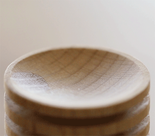 【原木毛孔吸收精油，香味持續擴散】 使用取自大自然的櫸木原木塊，利用木頭本身毛細孔自然發散作用，搭配純天然萃取的精油，讓香氛能以最原始、最環保的方式縈繞空間。