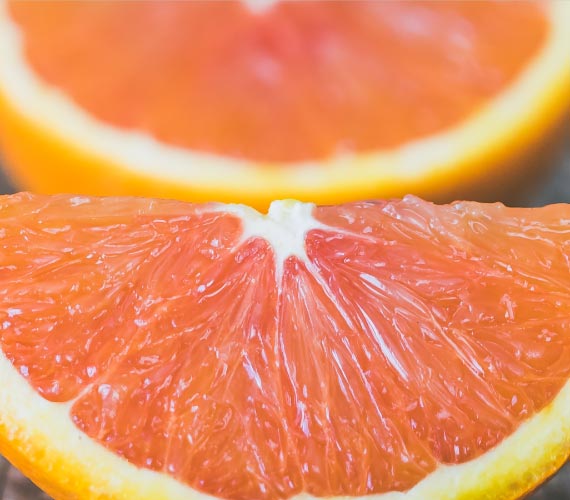 【甜橙精油】
清新甘甜的香氣，使心情愉悅開朗，提振精神。它溫潤、甜美的香息，可以舒緩緊張的情緒與壓力，能夠改善焦慮所引起的失眠。它有使人放鬆的屬性，能舒緩肌肉緊繃。