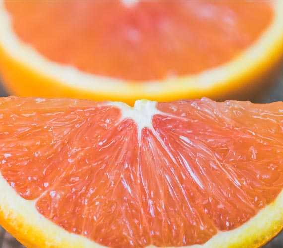 【甜橙精油】
清新甘甜的香氣，使心情愉悅開朗，提振精神。它溫潤、甜美的香息，可以舒緩緊張的情緒與壓力，能夠改善焦慮所引起的失眠。它有使人放鬆的屬性，能舒緩肌肉緊繃。