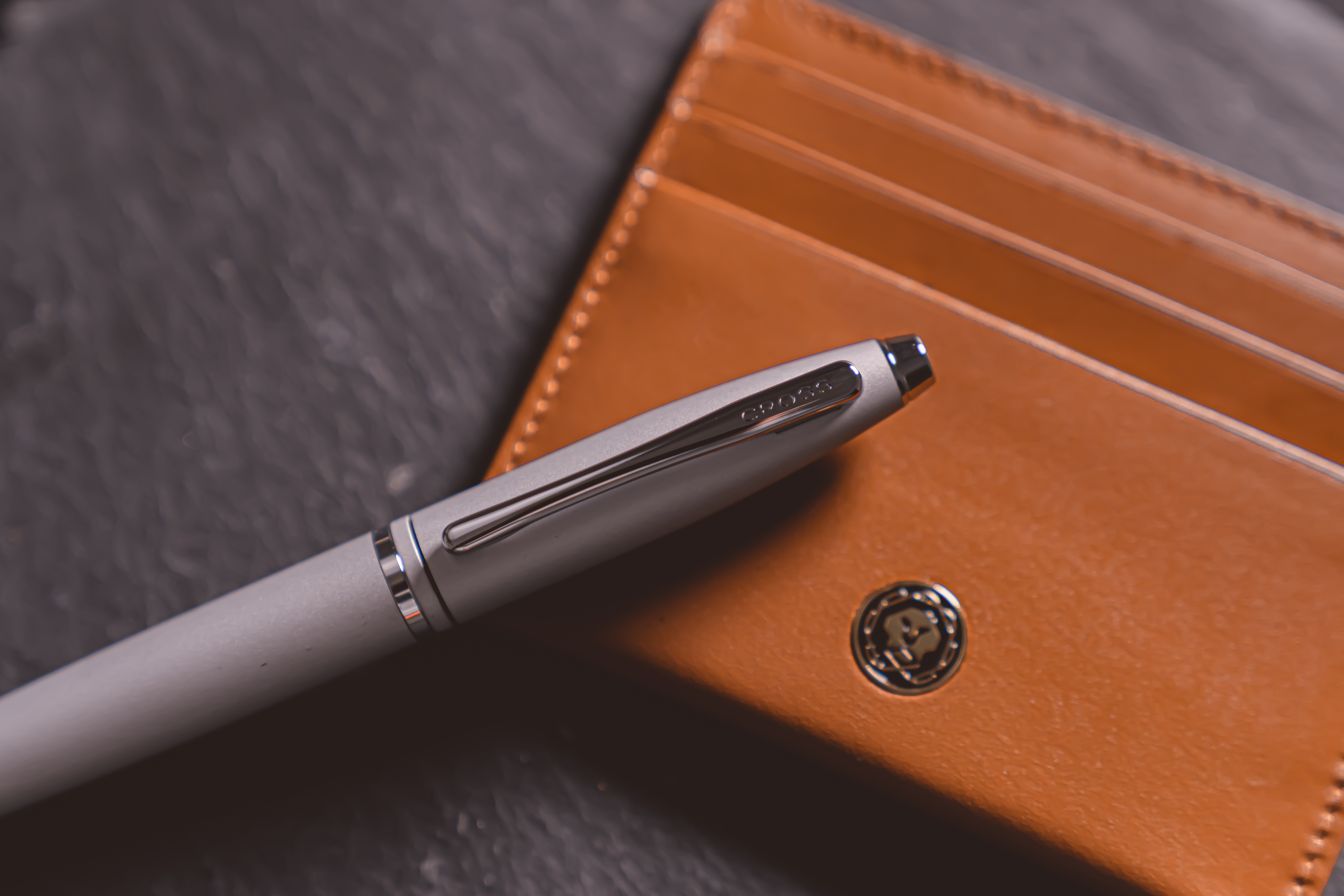 CROSS 凱樂系列霧銀鋼珠筆+真皮証件夾禮盒(棕)
