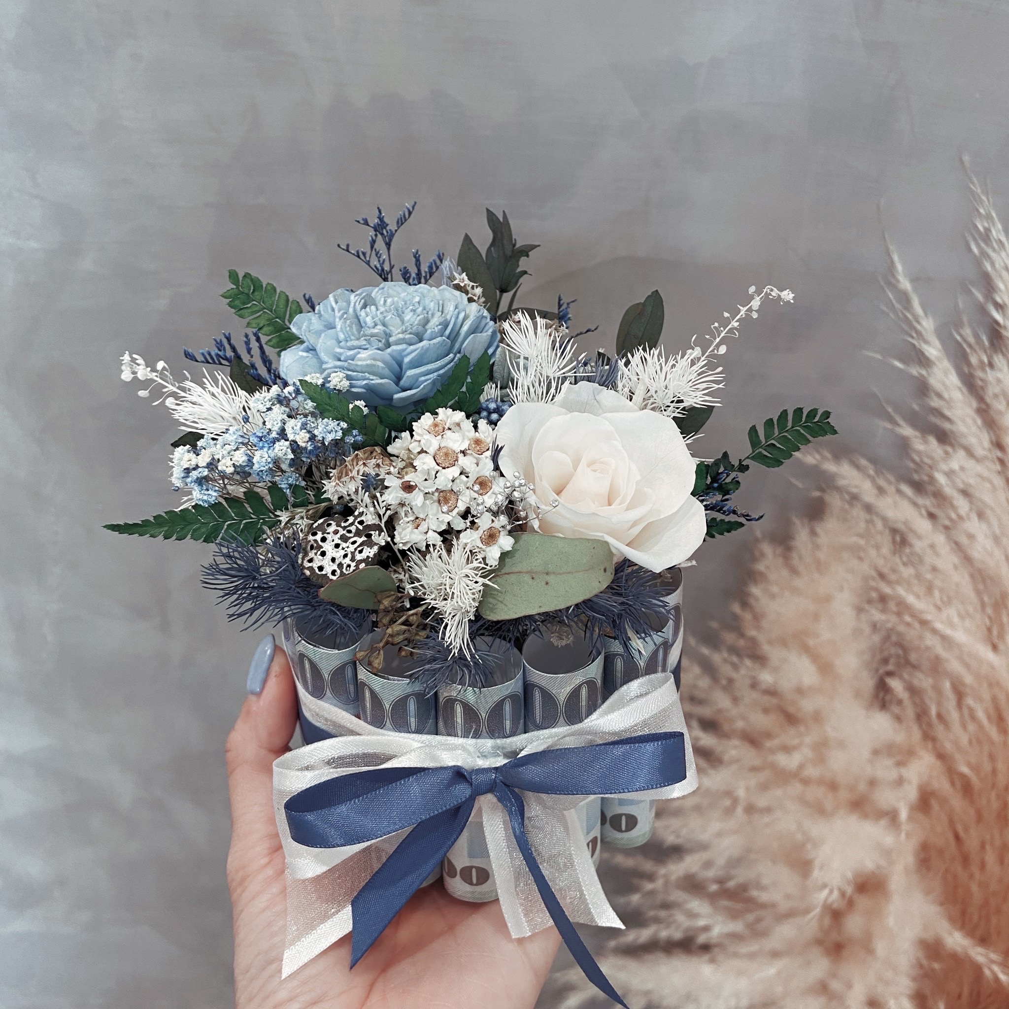 蒾蕗花藝 母親節溫馨花禮   康乃馨有錢蛋糕花  不凋花 乾燥花  (永生康乃馨-藍紫色)