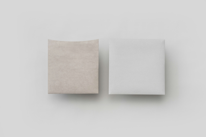 除了在尚未使用時便於收藏外，若您要帶到戶外，也只需要隨手攤平，就能放入包裝盒中 輕鬆帶著走。