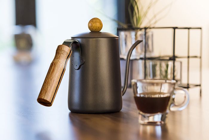 手柄及蓋紐採用頂級雞翅木，其紋理之美，獨一無二