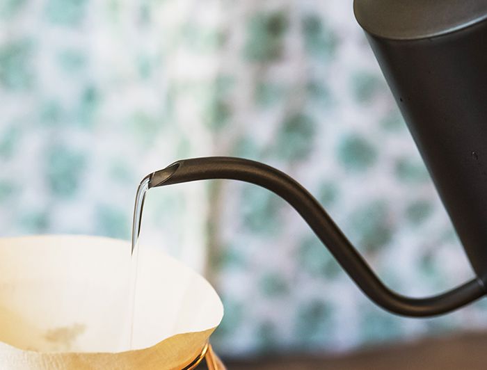 細壺嘴平切處理，可注水90度，可點滴注水，粗細水流皆自如