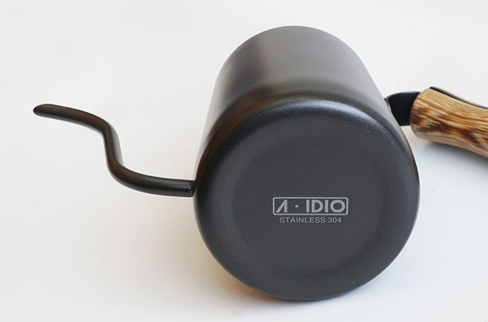 壺身採用優質304不鏽鋼，表面為黑金不沾陶瓷塗層處理