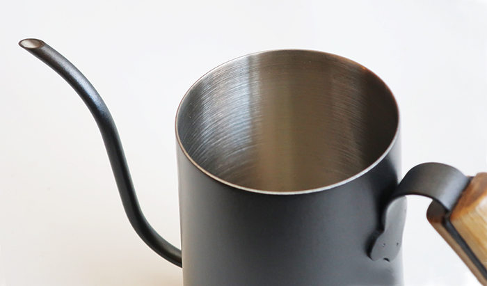 內壺為不鏽鋼原色髮絲紋處理，厚度1mm，保溫效果佳