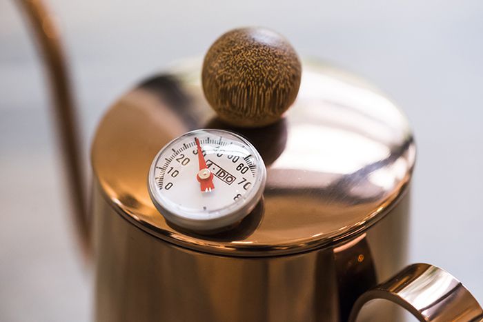 壺蓋預留孔位，可直接插入溫度計