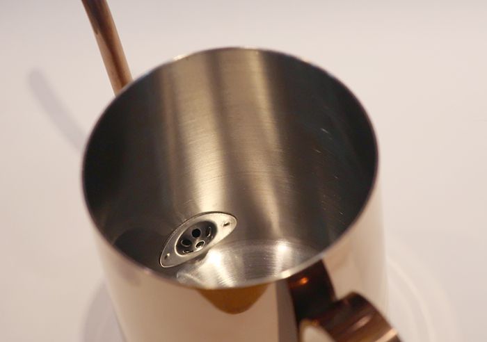 內壺為不鏽鋼原色髮絲紋處理，厚度1mm，保溫效果佳。 壺身裡面內建擋水墊片，可防止瞬間水流過大。