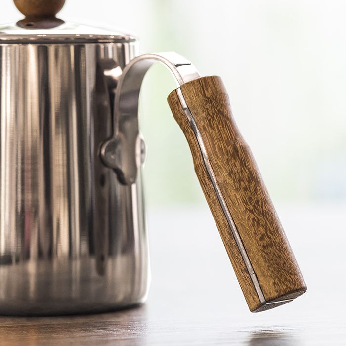 手柄及蓋紐採用頂級雞翅木，其紋理之美，獨一無二