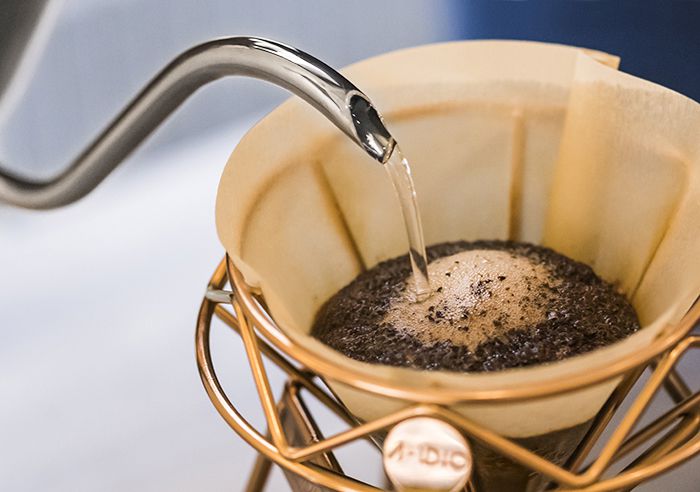 細壺嘴平切處理，可注水90度，可點滴注水，粗細水流皆自如