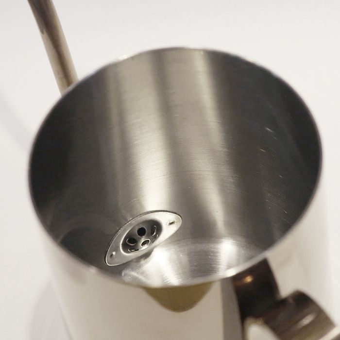 內壺為不鏽鋼原色髮絲紋處理，厚度1mm，保溫效果佳。 壺身裡面內建擋水墊片，可防止瞬間水流過大。