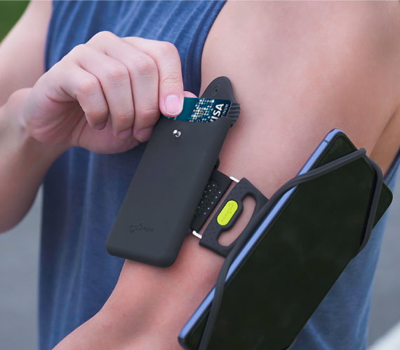 【快速單手開闔取用】 卡扣設計，單手可快速拿取隨身小物