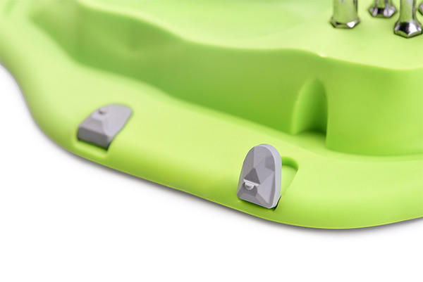 不用工具的時候，立起山後的二顆小石即可作為名片、手機座使用。 除了柔和線條增添居家風格，良好的擺放使取得便利，更減少四處翻找的時間或丟失又重複購買的浪費。