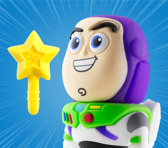 【立體刻畫，細膩製作】 立體公仔細膩刻畫，角色手部搭配可愛配件，星星耳機塞與手杖，萌系收藏指數破表