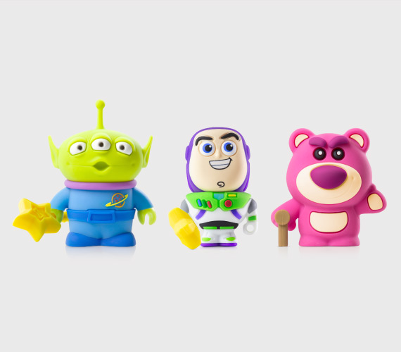 【玩具總動員 造型隨身碟禮盒組】 ｜64G USB機芯 x 1 ｜熊抱哥外衣 x 1 ｜巴斯光年外衣 x 1 ｜三眼外星人外衣 x 1