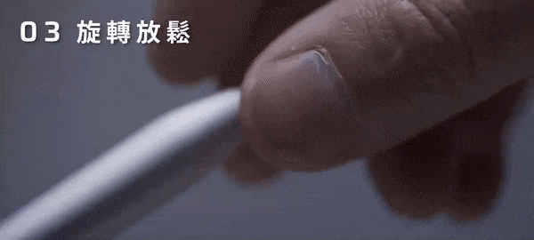 自立筆〔未來〕不只是書寫的工具，思考時，你可以旋轉它、欣賞它獨特的漂浮站立方式，讓心靈放鬆、平靜下來
當靈感浮現時，就拿起自立筆〔未來〕，記錄下來。