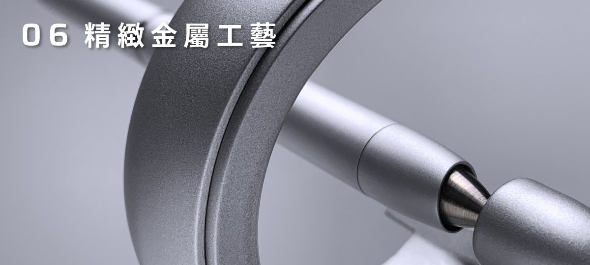 仰賴台灣金屬工藝，機器與專業師傅手工配合，經上百道複雜工序製造
