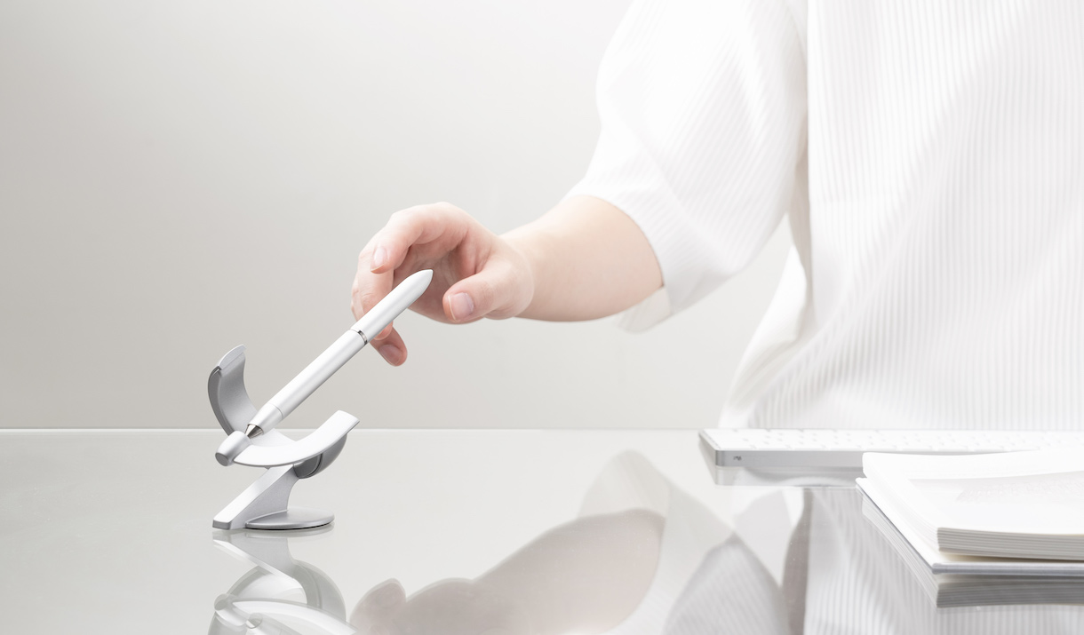 自立筆〔未來〕包含了我們對未來的想像—— 時刻在你桌面以最驚豔的姿態漂浮，為你的思緒、書寫增添跳脫框架的靈感，在前往未來的旅程中陪伴你，紀錄每個重要決策。