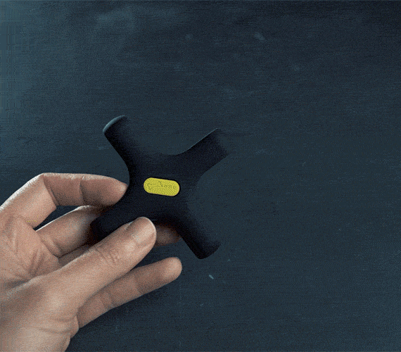 【自行車手機充電套組-安裝步驟】 1.行動電源套入單車電源綁內 2.單車綁帶穿過裝有行動電源的電源綁，調整後綁帶並繫上單車固定 3.搭配單車綁上的手機，使用轉角線即可充電