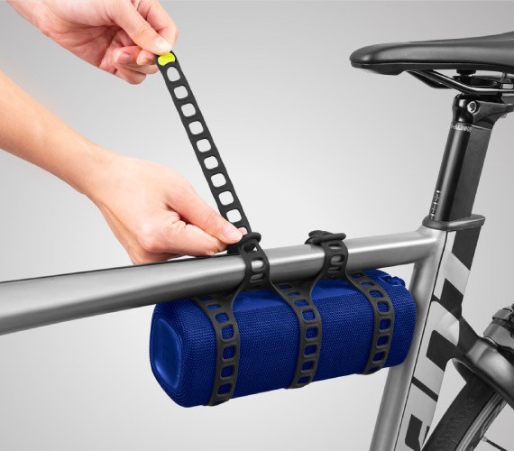 【彈性綁帶，無須工具】 一體成型彈力綁帶，無須其他工具，不用另外鑽孔鎖螺絲破壞車身，即可綁附想攜帶的物品