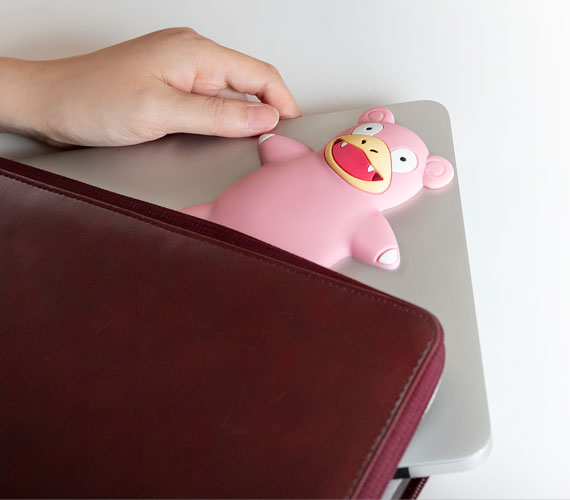 【輕巧好攜帶】 方便攜帶的尺寸，外出時放進包包內，也可以帶著可愛寶可夢出遊拍照