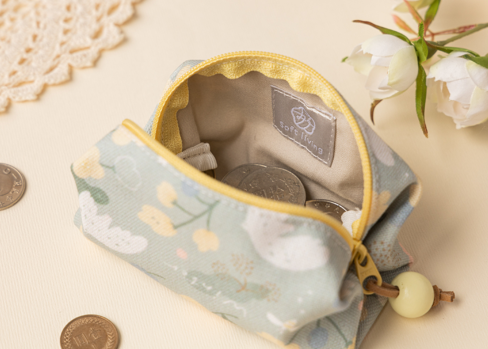 方塊小包擁有大開口，增加掏取零錢的方便性，裡面放什麼都一目瞭然。寬寬的底部很適合收納有體積的小物品