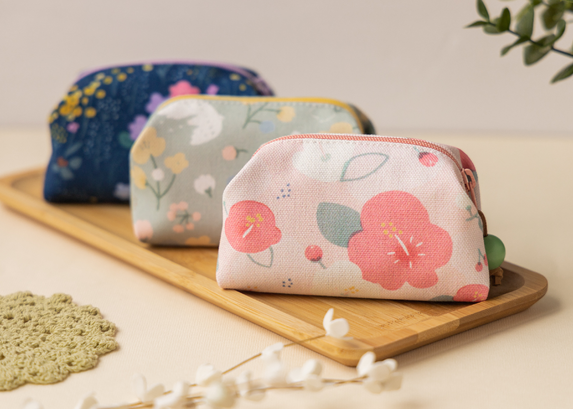 使用YKK拉鍊，滑順好拉，並延續零錢包的配件小木球，帶著同樣可愛的模樣