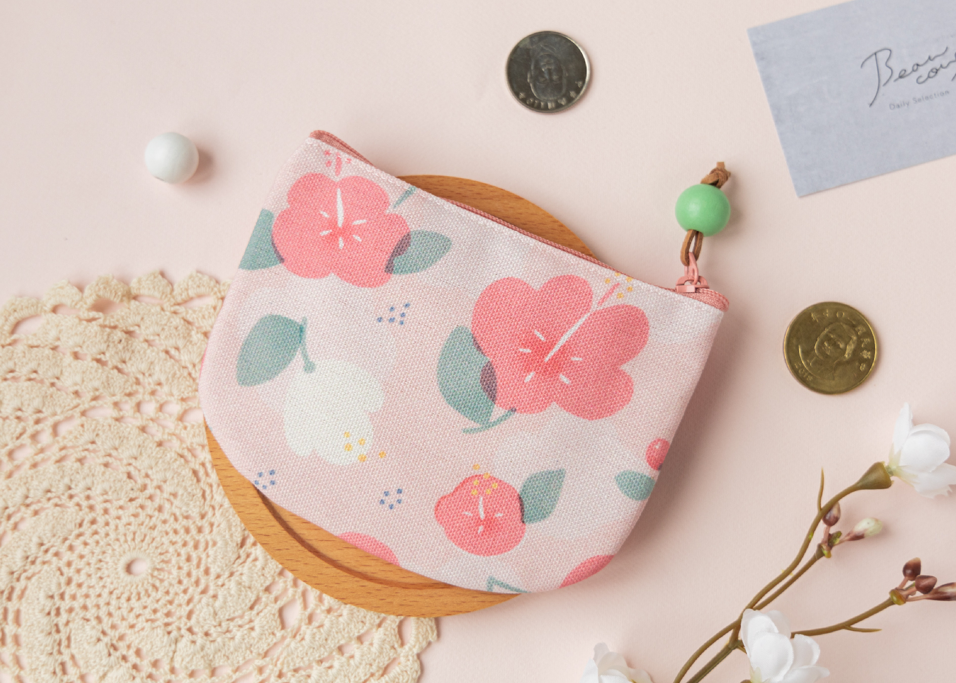 袋型設計採用圓潤的造型，拉鍊上再點綴一顆木球，讓整體倍感玲瓏可愛。希望帶著它出門隨時擁有好心情！🌻