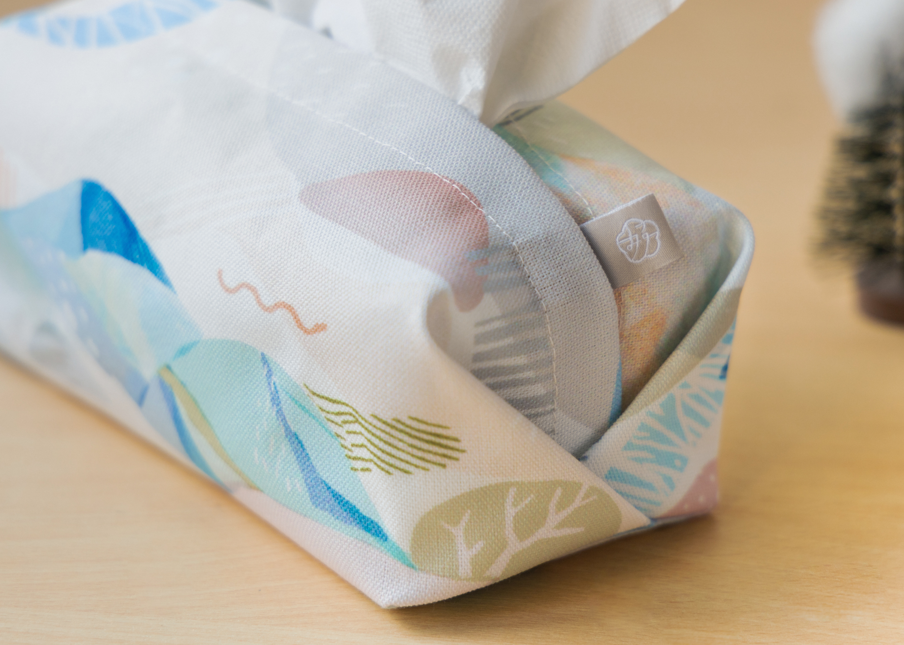 • 側邊有品牌織標，增添低調優雅的細節