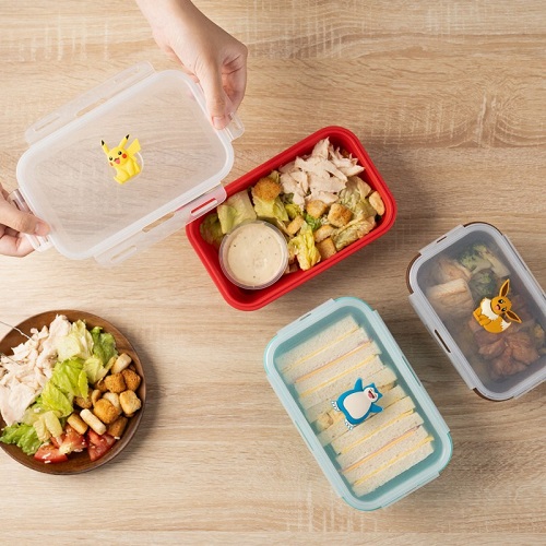 居家外出，輕巧攜帶 保鮮盒可適合不同的情境。在戶外野餐盛裝三明治、水果沙拉等食物，在家中用來保鮮食材；露營時可用來放置備料或醃製食材，同時也能作為日常上班攜帶午餐的便當盒。