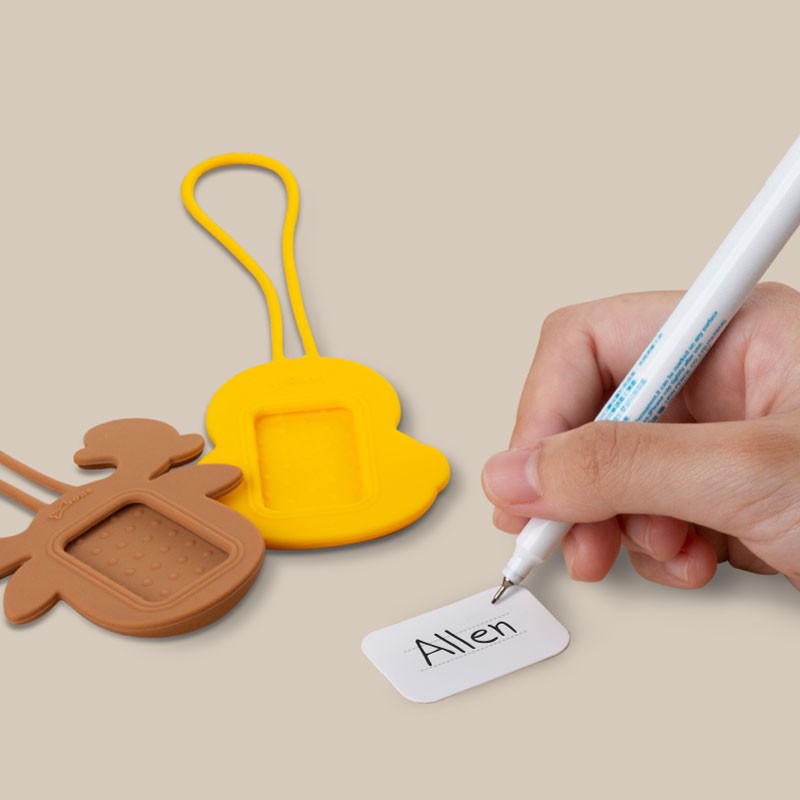 防水卡片，外出更安心 卡片採防水材質，雙面皆可書寫，姓名等個人訊息寫在卡片上，避免包包遺失或誤拿，附贈2張卡片可替換 *書寫請用油性麥克筆，可使用酒精擦拭