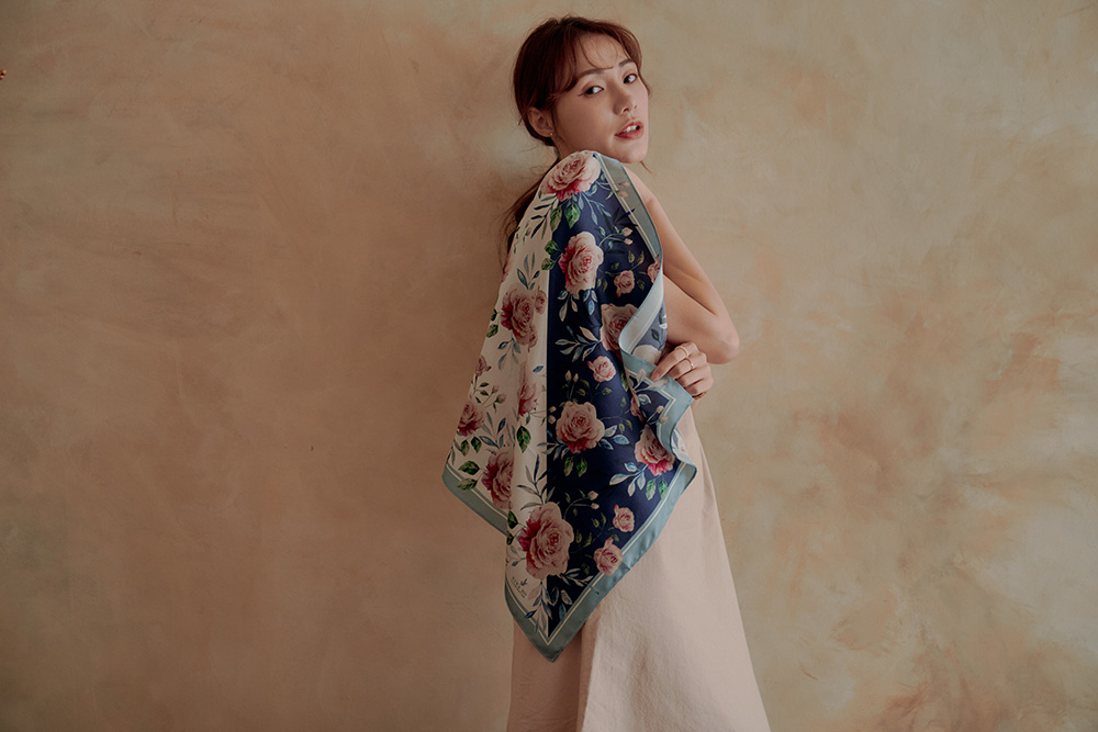 Nina Ho Illustration 60x60 藍葉玫瑰雙面真絲絲巾(銀河深藍)