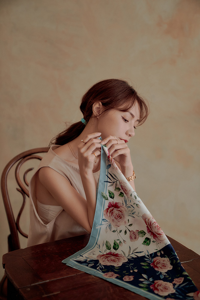 Nina Ho Illustration 60x60 藍葉玫瑰雙面真絲絲巾(銀河深藍)