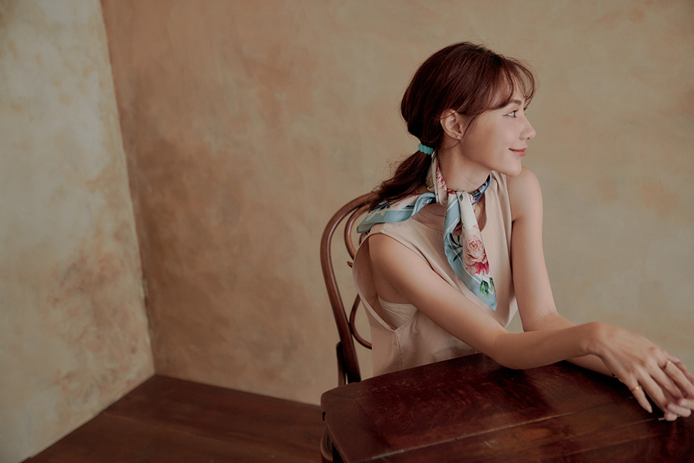 Nina Ho Illustration 60x60 藍葉玫瑰雙面真絲絲巾(銀河深藍)