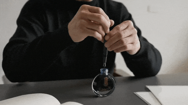 筆尾渦輪的俐落線條，不只好看、好轉，也讓上墨過程多了一種與眾不同的療癒。