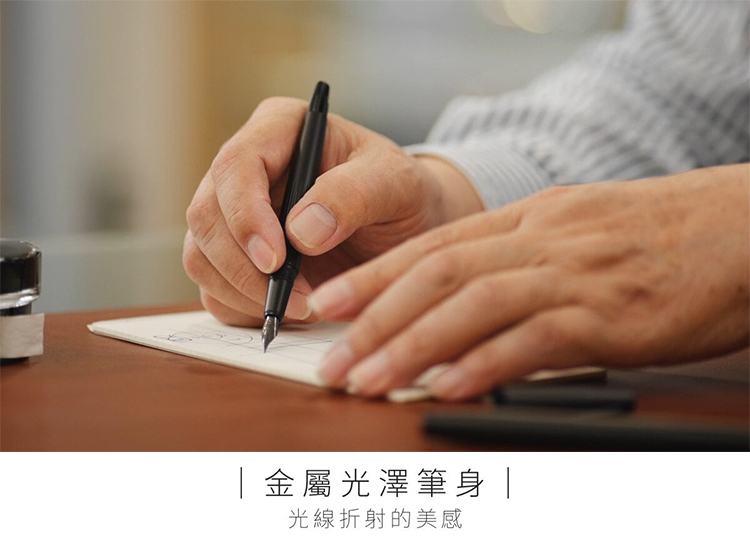 漸消的刻痕，在不同光線下展現出不一樣的風采。一邊書寫，一邊感受光影流動。