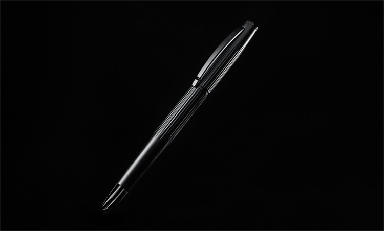 我們特別設計了流線型的弧形筆夾，從每個角度看都很有個人風格。和筆身一樣使用堅韌的黃銅，彈性和鬆緊度剛剛好，筆記本、口袋都不用擔心被勾傷。