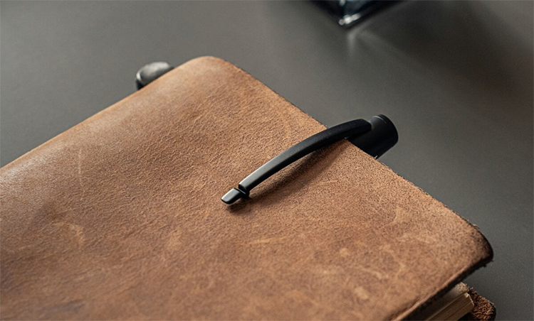 此外，最新型潛艦的渦輪天冠設計更凸顯細節。筆蓋闔上時，渦輪葉片由淺入深的角度，低調地展露細緻巧思。