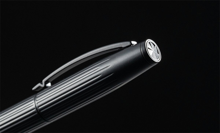 為了製作具代表性的渦輪天冠，我們選用台灣製造的高強度混泥土。透過高穩定度規格的灌模製程， 刻畫出每片渦輪葉片深淺漸層的特徵。