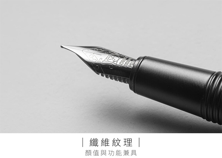 筆身表面呈現深淺不一的纖維紋理，讓握筆的手感更自然，長時間書寫也不易感到疲乏。